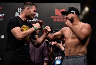 Principais estrelas do evento, Michael Bisping e Kelvin Gastelum registraram os mesmos 84,4kg, ficando dentro do limite do peso-médio. O clima foi de tranquilidade entre os atletas, com uma encarada bem descontraída e um aperto de mãos no final.