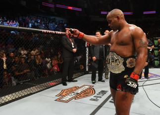 Daniel Cormier comemora vitória sobre Alexander Gustafsson