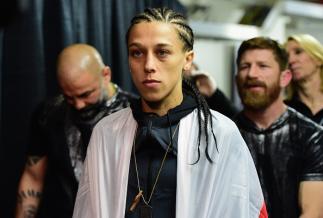 Ouça da própria lutadora como ela encara a semana da luta, as suas adversárias e a sua defesa de cinturão contra Jéssica Andrade no UFC 211, em 13 de maio.
