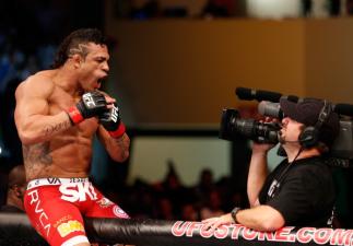 Vitor Belfort comemora vitória contra Ben Henderson.