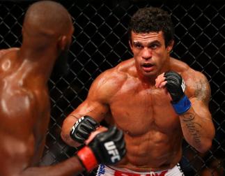 Vitor Belfort em duelo contra o ex-campeão Jon Jones.