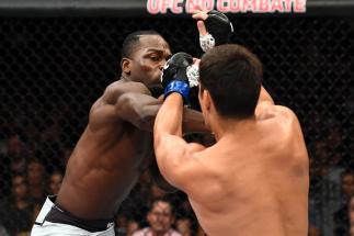 SAO PAULO, BRAZIL - OCTOBER 28: (L-R) Derek Brunson punches Lyoto Machida of Brazil in their middleweight bout during the UFC Fight Night event inside the Ibirapuera Gymnasium on October 28, 2017 in Sao Paulo, Brazil. (Photo by Josh Hedges/Zuffa LLC/Zuff