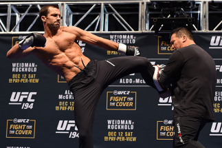 LAS VEGAS, NV - DECEMBER 10: Luke Rockhold works out for fans and media during the UFC 194 open workouts inside MGM Grand Garden Arena on December 10, 2015 in Las Vegas, Nevada. (Photo by Josh Hedges/Zuffa LLC/Zuffa LLC via Getty Images)
