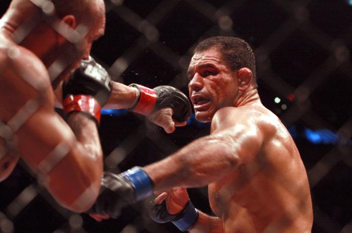 Minotauro usou seu boxe para colocar Couture de costas no solo