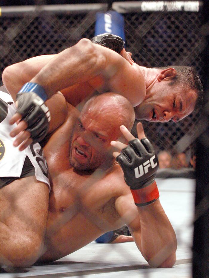 Minotauro usou seu boxe para colocar Couture de costas no solo