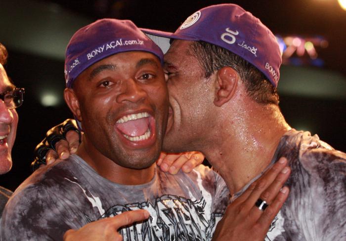 Comemorando a vitória com Anderson Silva e equipe