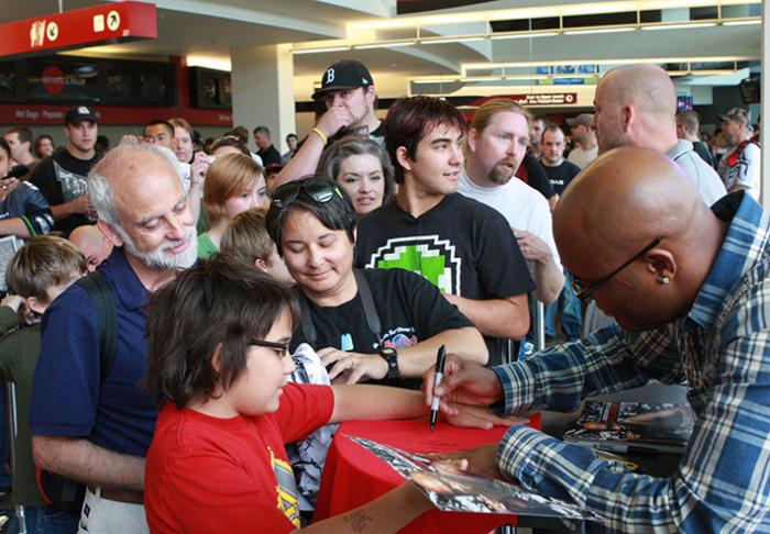 Sessão de autógrafos com Anderson Silva no dia anterior ao evento