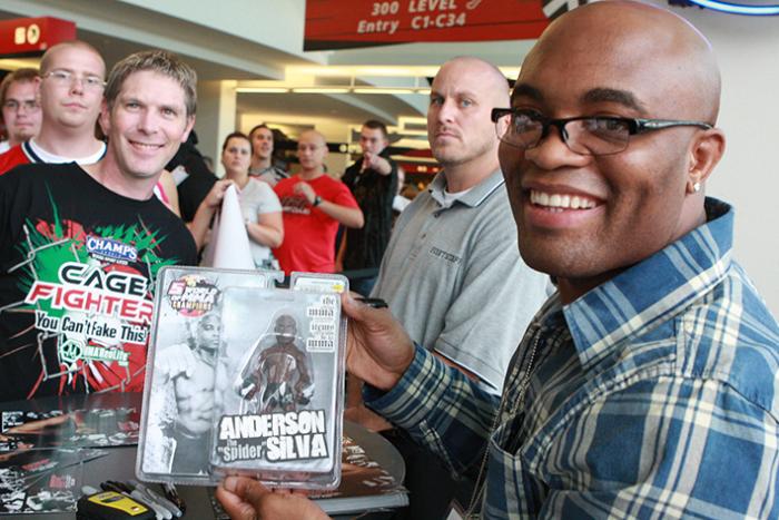 Sessão de autógrafos com Anderson Silva no dia anterior ao evento
