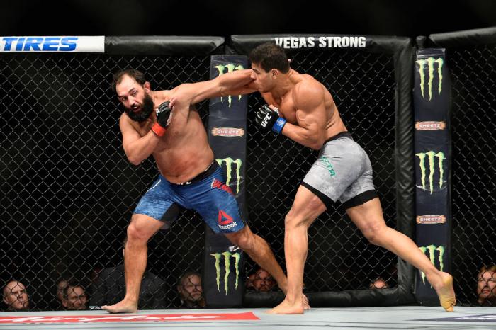 Luta entre Paulo Borrachinha e Johny Hendricks no UFC 217, em novembro de 2017