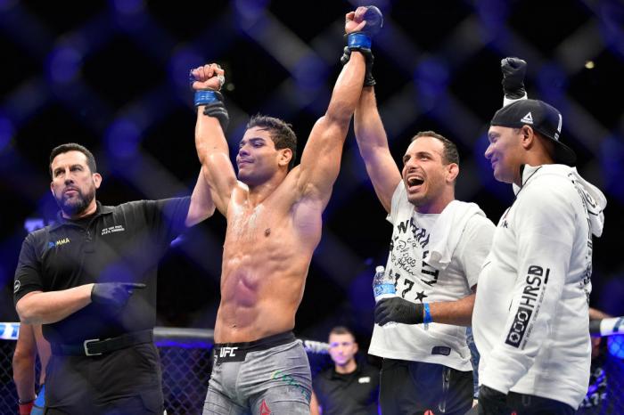 Paulo Borrachinha celebra vitória sobre Johny Hendricks no UFC 217, em novembro de 2017