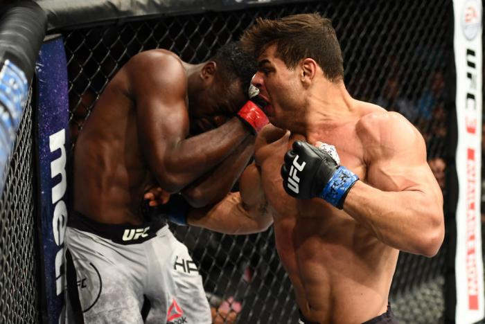 Luta entre Paulo Borrachinha e Uriah Hall no UFC 226, em julho de 2018