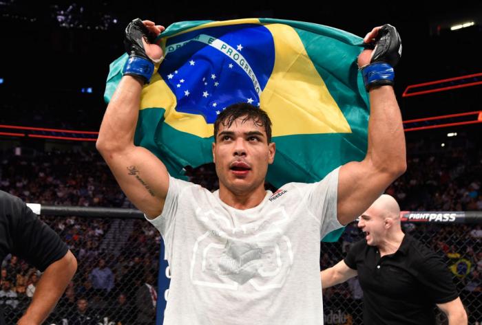 Paulo Borrachinha comemora vitória sobre Uriah Hall no UFC 226, em julho de 2018