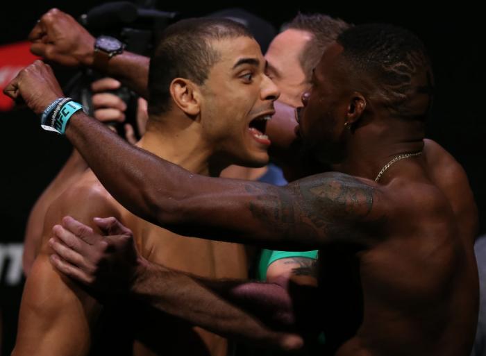 Encarada de Paulo Borrachinha e Oluwale Bamgbose na pesagem do UFC 212, em junho de 2017