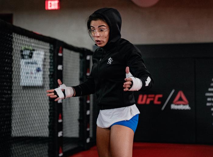 Cláudia Gadelha treina no UFC Performance Institute para sua luta com Yan Xiaonan no UFC Vegas 13.