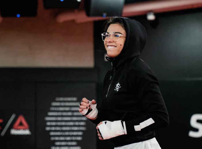 Cláudia Gadelha treina no UFC Performance Institute para sua luta com Yan Xiaonan no UFC Vegas 13.