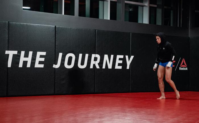 Cláudia Gadelha treina no UFC Performance Institute para sua luta com Yan Xiaonan no UFC Vegas 13.