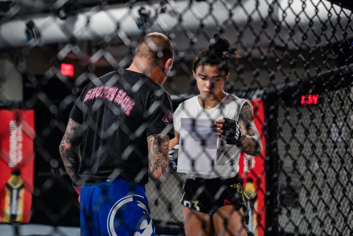 Cláudia Gadelha treina no UFC Performance Institute para sua luta com Yan Xiaonan no UFC Vegas 13.