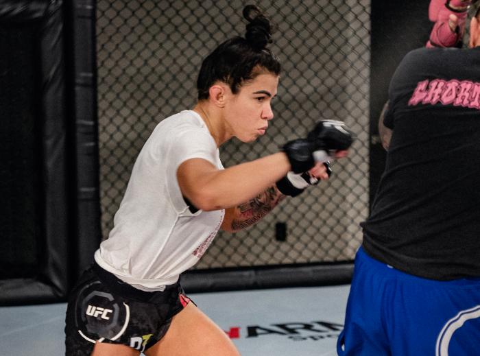 Cláudia Gadelha treina no UFC Performance Institute para sua luta com Yan Xiaonan no UFC Vegas 13.