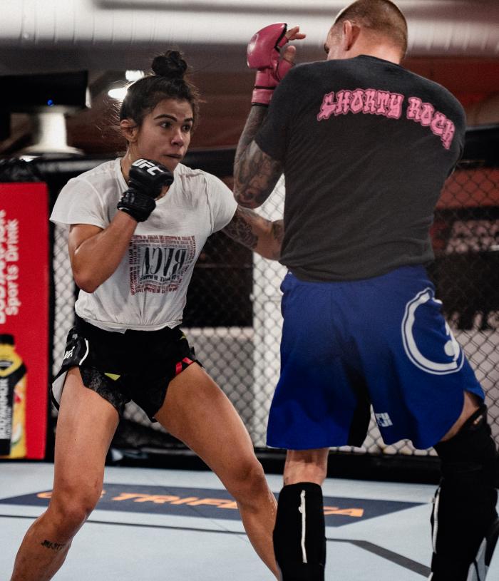 Cláudia Gadelha treina no UFC Performance Institute para sua luta com Yan Xiaonan no UFC Vegas 13.