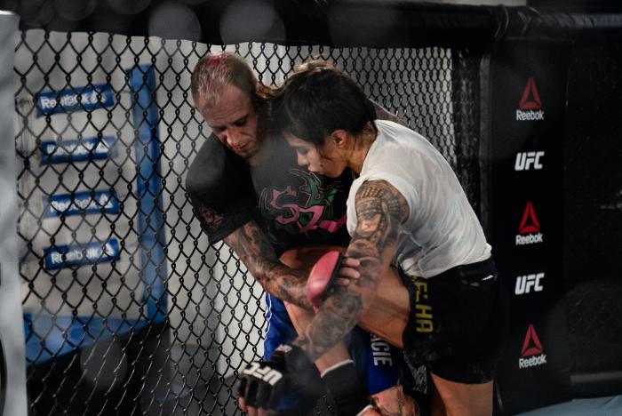 Cláudia Gadelha treina no UFC Performance Institute para sua luta com Yan Xiaonan no UFC Vegas 13.