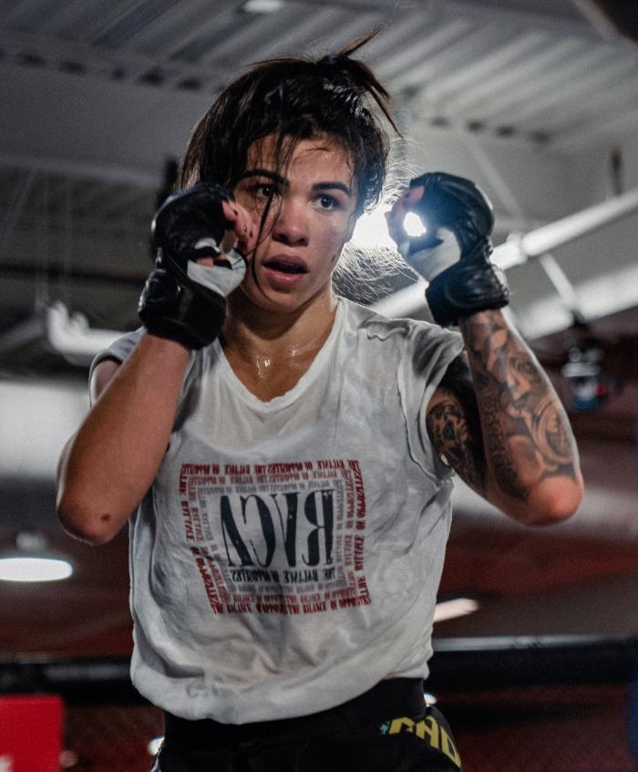 Cláudia Gadelha treina no UFC Performance Institute para sua luta com Yan Xiaonan no UFC Vegas 13.