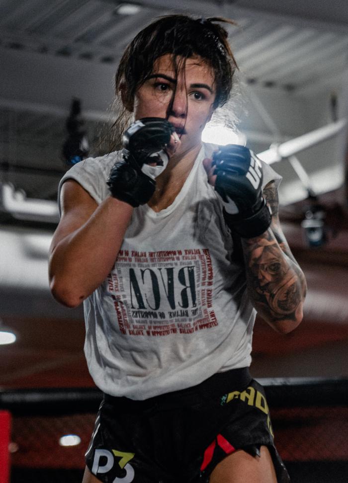 Cláudia Gadelha treina no UFC Performance Institute para sua luta com Yan Xiaonan no UFC Vegas 13.
