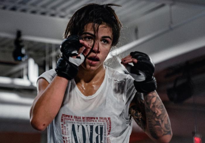 Cláudia Gadelha treina no UFC Performance Institute para sua luta com Yan Xiaonan no UFC Vegas 13.