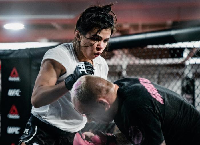 Cláudia Gadelha treina no UFC Performance Institute para sua luta com Yan Xiaonan no UFC Vegas 13.