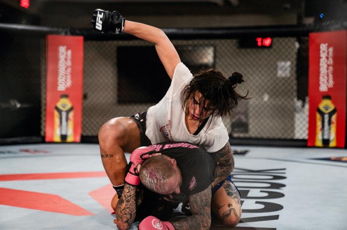 Cláudia Gadelha treina no UFC Performance Institute para sua luta com Yan Xiaonan no UFC Vegas 13.