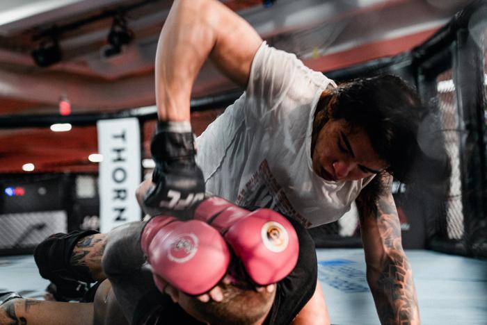Cláudia Gadelha treina no UFC Performance Institute para sua luta com Yan Xiaonan no UFC Vegas 13.