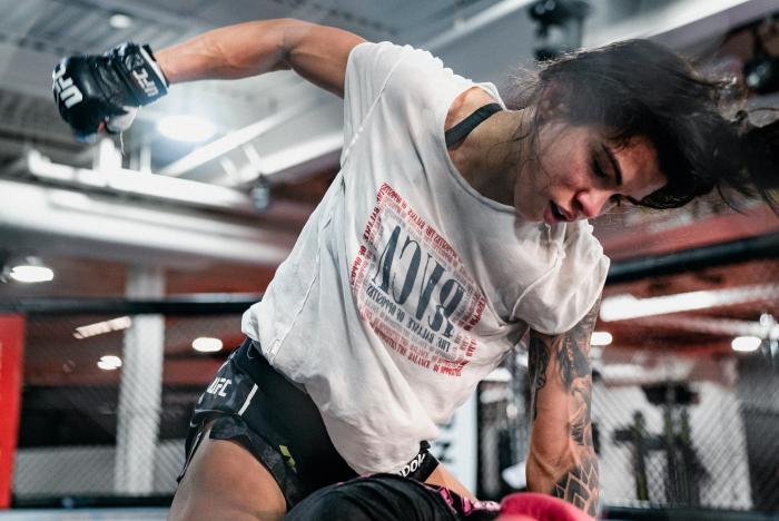 Cláudia Gadelha treina no UFC Performance Institute para sua luta com Yan Xiaonan no UFC Vegas 13.