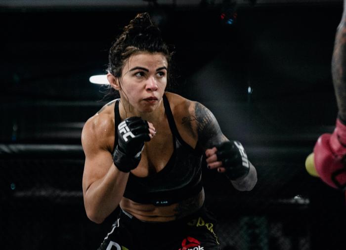 Cláudia Gadelha treina no UFC Performance Institute para sua luta com Yan Xiaonan no UFC Vegas 13.