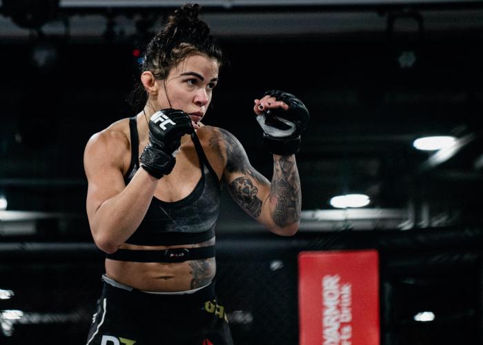 Cláudia Gadelha treina no UFC Performance Institute para sua luta com Yan Xiaonan no UFC Vegas 13.