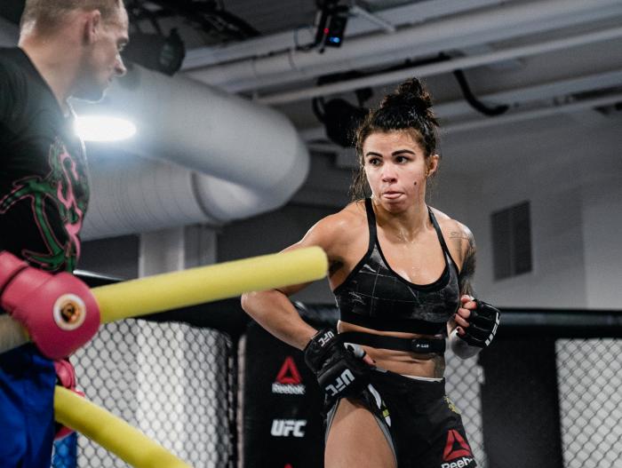 Cláudia Gadelha treina no UFC Performance Institute para sua luta com Yan Xiaonan no UFC Vegas 13.
