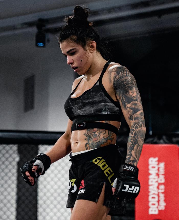 Cláudia Gadelha treina no UFC Performance Institute para sua luta com Yan Xiaonan no UFC Vegas 13.