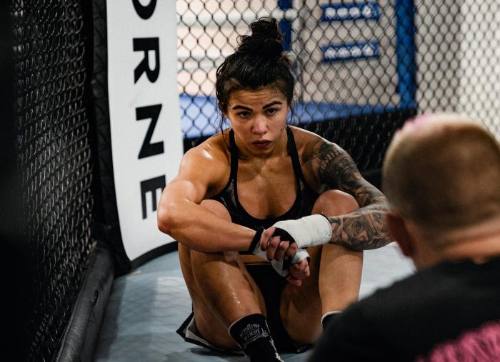 Cláudia Gadelha treina no UFC Performance Institute para sua luta com Yan Xiaonan no UFC Vegas 13.