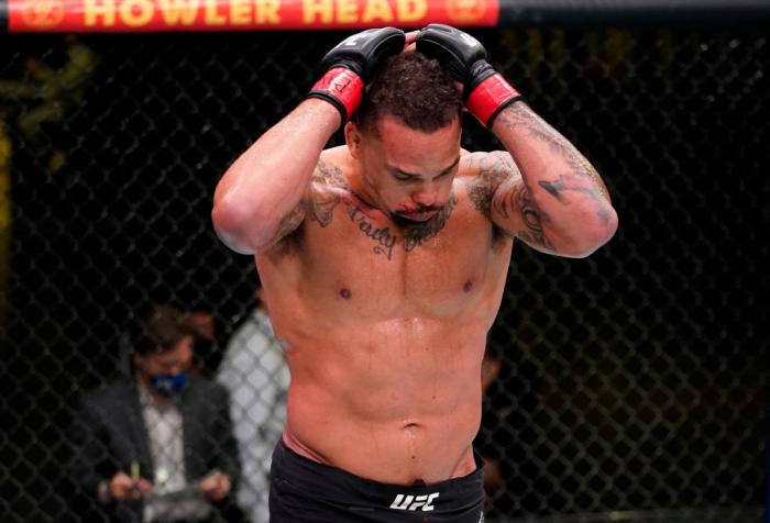 Eryk Anders lamenta golpe ilegal que interrompeu duelo com Darren Stewart no UFC Vegas 21.