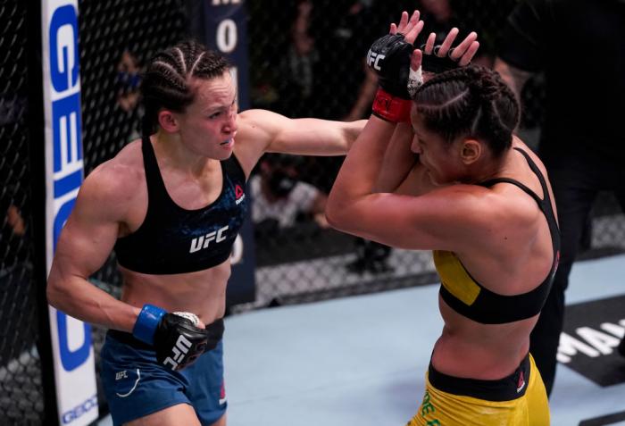 Jinh Yu Frey golpeia Glorinha de Paula no UFC Vegas 21.