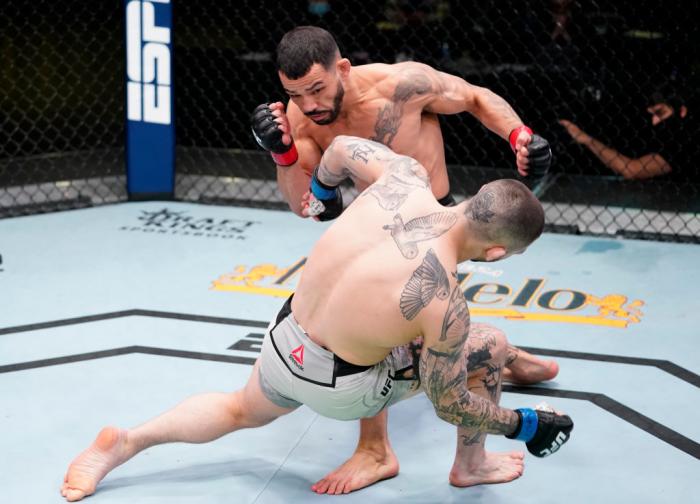 Dan Ige conecta golpe e nocauteia Gavin Tucker no UFC Vegas 21.