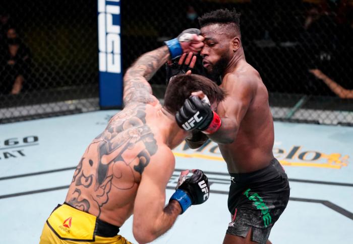 Matheus Nicolau conecta golpe em Manel Kape no UFC Vegas 21.
