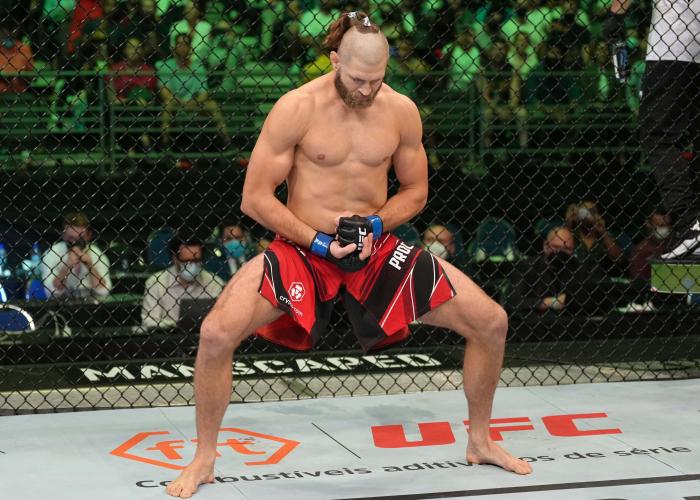 Jiri Prochazka prepares to fight Glover Teixeira