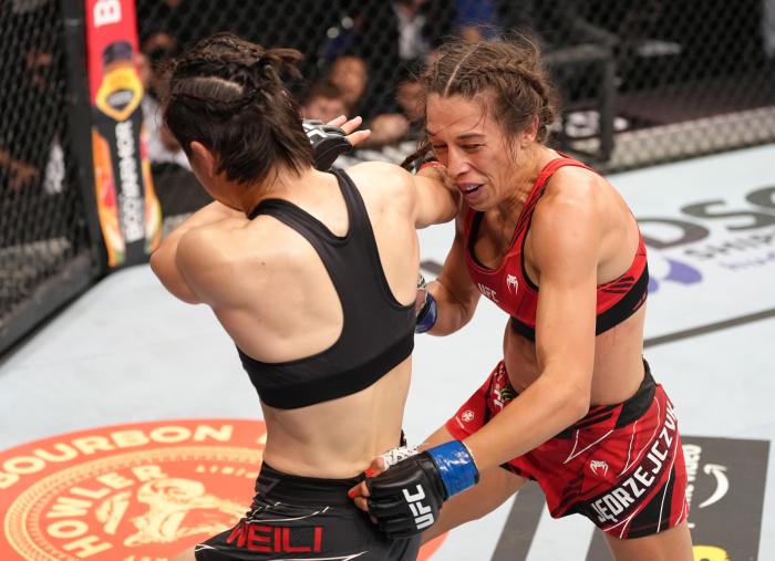 Zhang Weili knocks out Joanna Jedrzejczyk with a spinning back fist in a flyweight fight at UFC 275