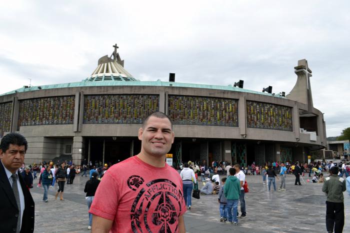 Cain Velasquez enfrente de la Basilica de Guadalupe