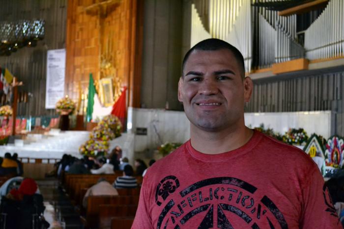 Cain Velasquez con la imagen de la Virgen de Guadalupe al fondo