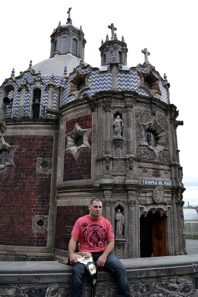 Con su cinturón Cain Velasquez dio un tour por todo el recinto incluyendo el Templo del Pocito