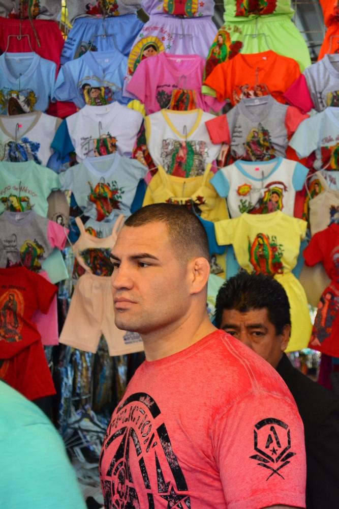Cain paseó por el mercado de la basílica