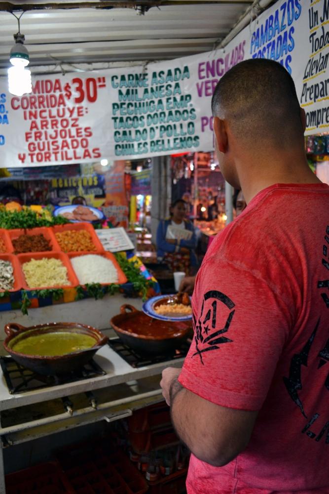 Como buen mexicano Cain Velasquez ama la comida y no pudo evitar probar varios platillos