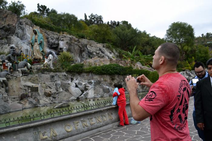 Cain se detuvo para tomar varias fotos del recinto de la basílica