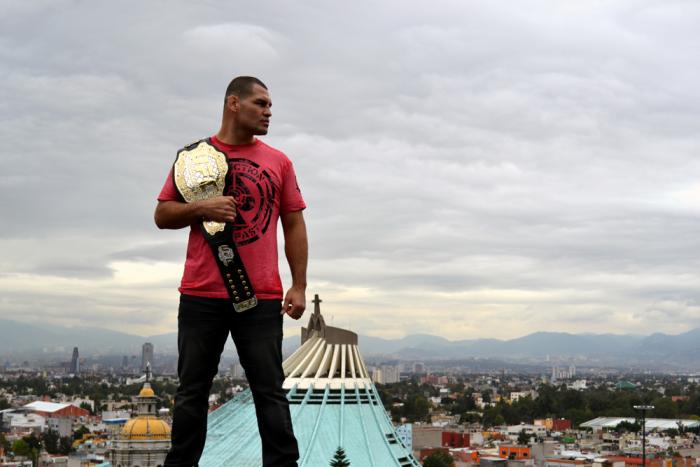 Cain Velasquez contempla la Ciudad de México al fondo donde defenderá su título el 15 de Noviembre