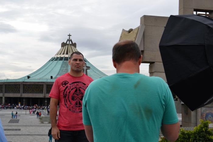 La revista Fighters Only aprovechó la visita para hacer fotos con el campeón peso completo Cain Velásquez